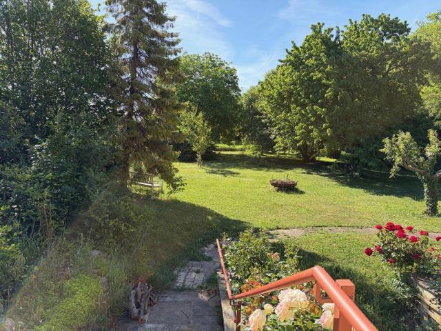 Landhaus in Ruhelage mit Gartenpark und Schwimmteich
