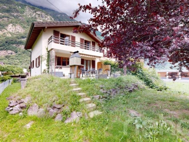 Ruhiges Doppelhaushaus mit Reihenhaus und Garage