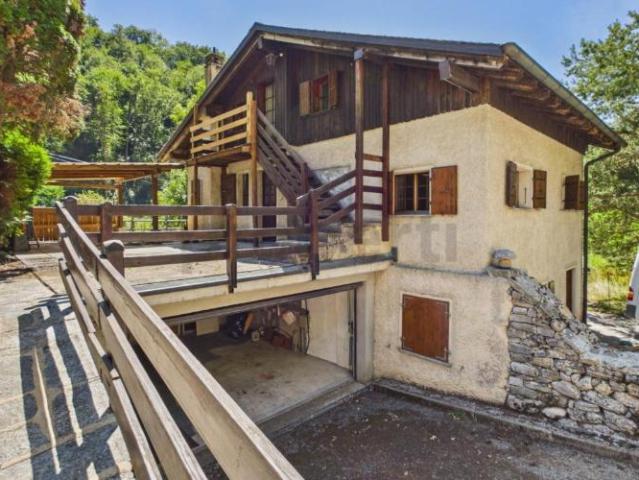 Ruhiges Dorfhaus mit 3 Wohnungen 2x 3.5 Zimmer und 1x 2.5 Zimmer