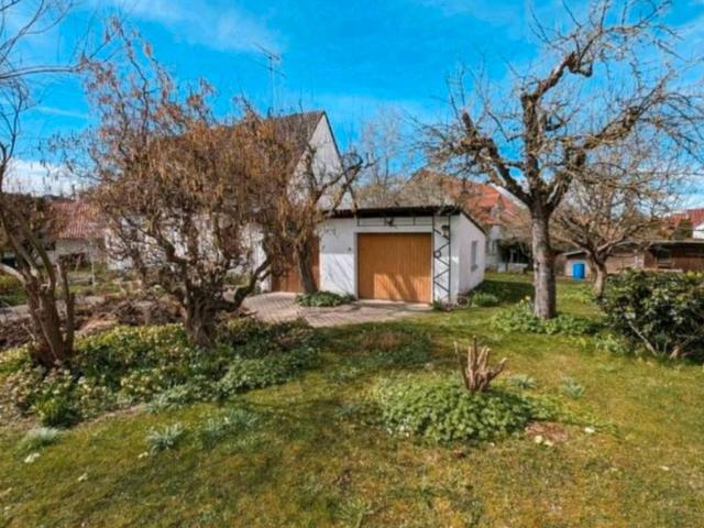 Ruhiges Einfamilienhaus freistehend mit großem Garten und Garagen
