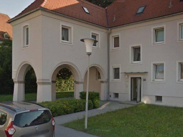 Ruhiges, grünes Wohnen mit optimaler Infrastruktur verspricht Erholung pur und kurze Wege! Schnell sein und diese in Sanierung befindliche Wohnung sichern bezugsfertig Mitte August!
