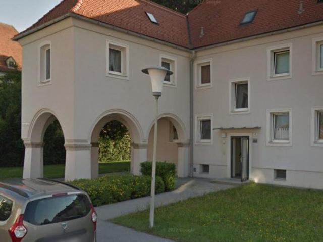 Ruhiges, grünes Wohnen mit optimaler Infrastruktur verspricht Erholung pur und kurze Wege! Schnell sein und diese in Sanierung befindliche Wohnung sichern bezugsfertig Mitte August!