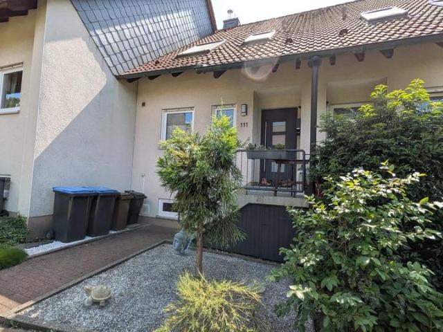Ruhiges Wohnen: 4 Zimmer Reihenmittelhaus mit Garage und Garten