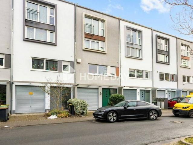 Ruhiges Wohnen zwischen City und Natur: stilvolles Townhouse mit Südterrasse, Balkon & Kamin