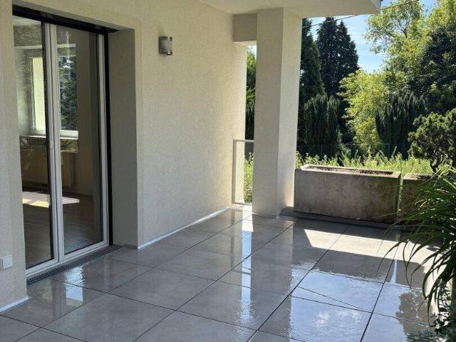 Ruhiges Wohnen am Römerberg: Traumhafte 2 Zimmer Wohnung mit Terrasse & Garten und Garage