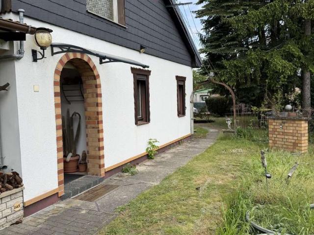 RUHIGES WOHNEN MIT REICHLICH PLATZ AUF GROSSEM GRUNDSTÜCK