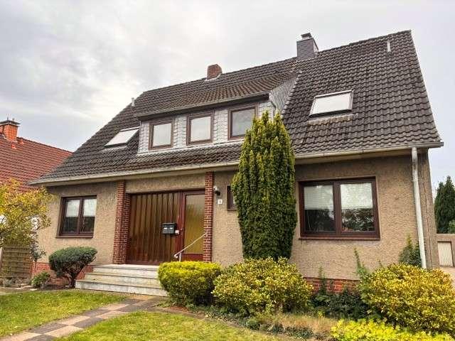 Ruhiges Wohnen mit viel Platz im Zweifamilienhaus mit Garage
