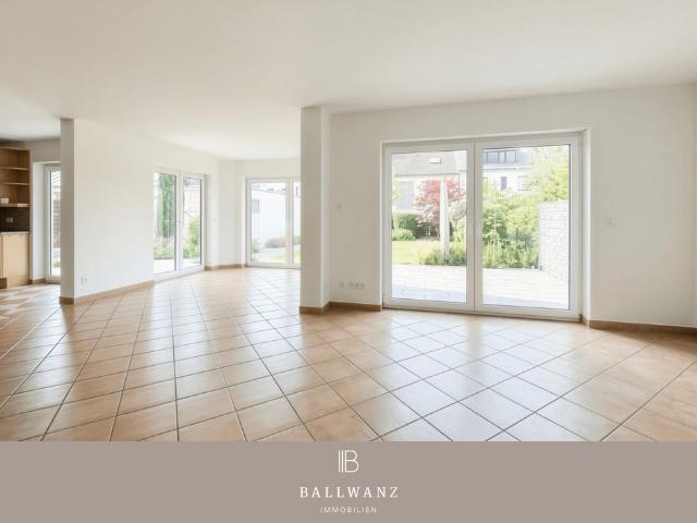 Ruhiges Zuhause mit offenem Wohngefühl: 4 Zimmer Wohnung mit Kamin und zwei Süd Terrassen