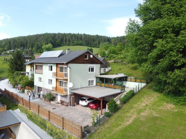 Geräumiges Zweifamilienhaus in ruhiger Aussichtslage!