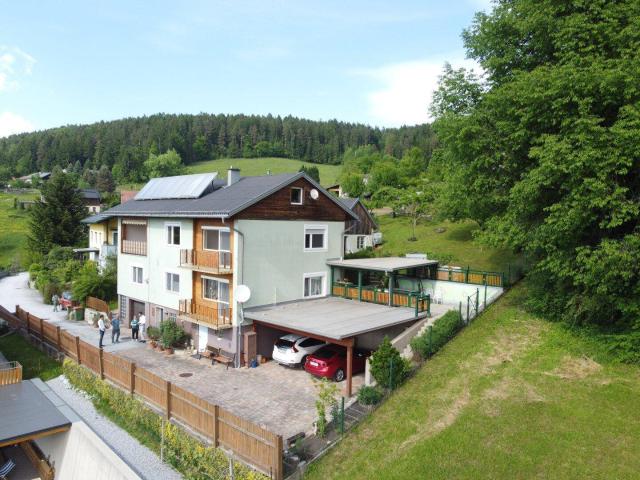 Ruhiges Zweifamilienhaus mit traumhafter Aussicht!