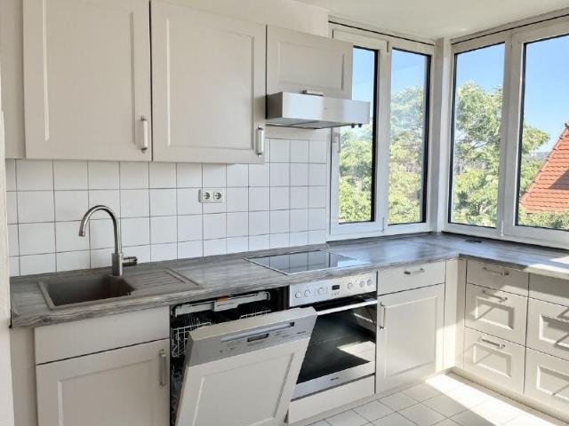 Ruihig wohnen unterm Dach mit Lift, EBK & Balkon!