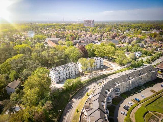 Ruim nieuwbouwappartement met 1 slaapkamer, terras, autostaa