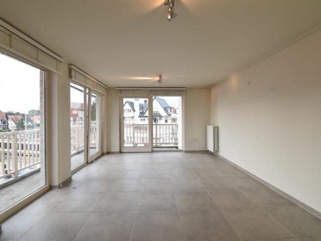 Ruim ongemeubeld 2 slaapkamer appartement te huur nabij h.