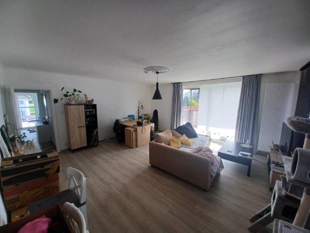 RUIM APPARTEMENT MET 2 GROTE ZONNETERRASSEN, 2 SLAAPKAMERS EN CARPORT