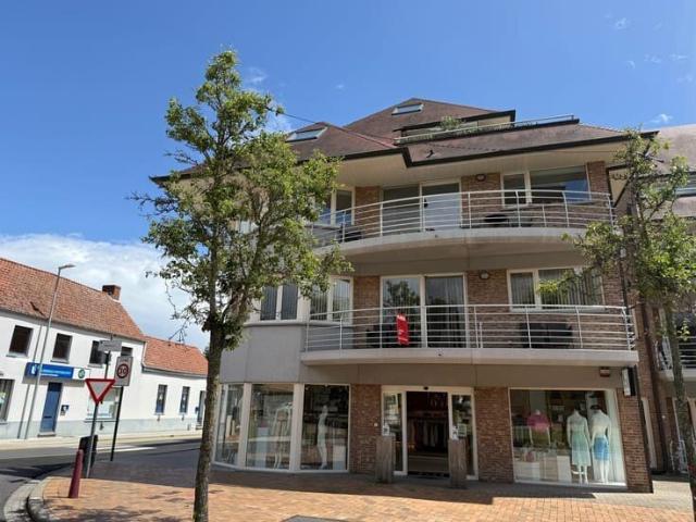 Ruim appartement met 2 slaapkamers op de markt van Kortemark