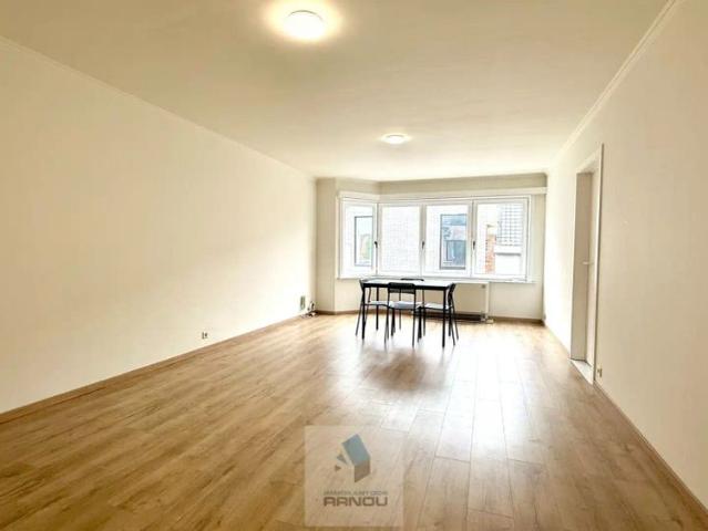 Ruim appartement met 2 slaapkamers en met garage op rustige ligging