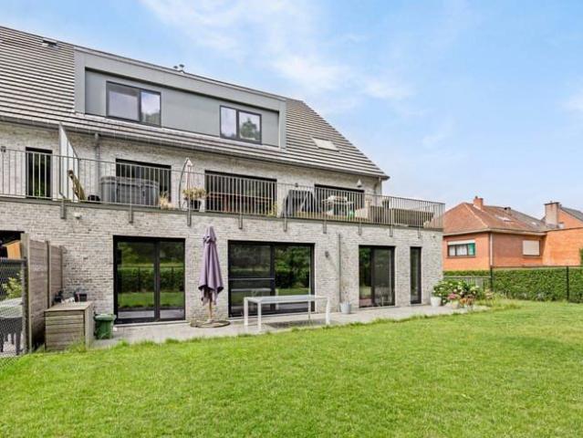 Ruim appartement met 2 slaapkamers en tuin + autostaanplaat