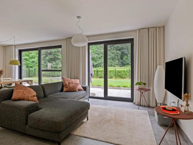 Ruim appartement met 2 slaapkamers en tuin + autostaanplaats vlakbij autostrade EPC 68 kWh/m²