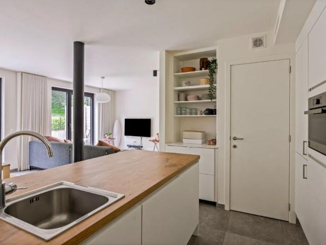 Ruim appartement met 2 slaapkamers en tuin + autostaanplaats vlakbij autostrade EPC 68 kWh/m²