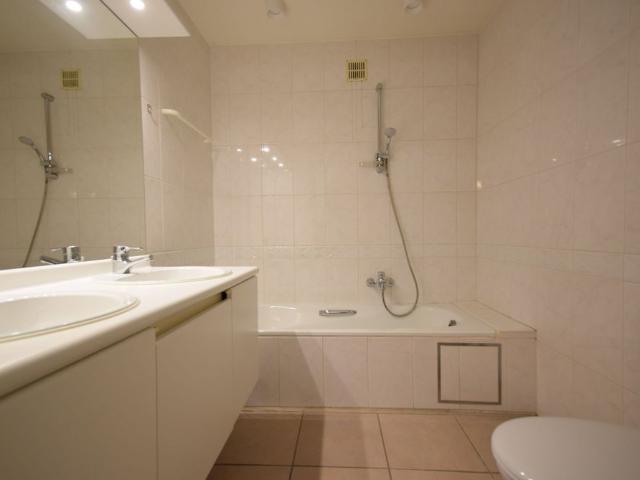 Ruim appartement met 2 slaapkamers en terras in residentie Helminge