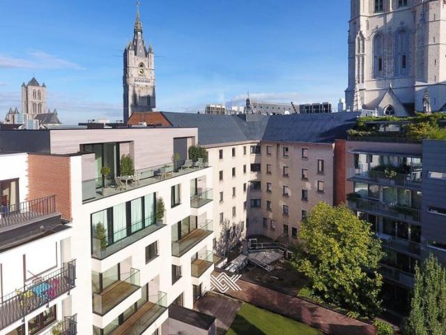 Ruim appartement met 2 slaapkamers en terras nabij Sint B.