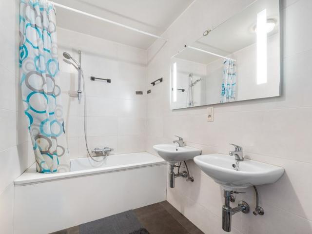 Ruim appartement met 2 slaapkamers & garage te huur in Zele