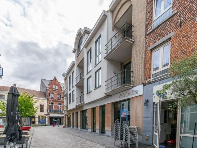 RUIM APPARTEMENT MET 2 SLAAPKAMERS + GARAGEBOX !
