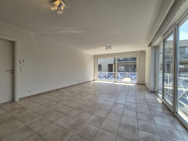 Ruim appartement met 2 slaapkamers, groot terras en garage