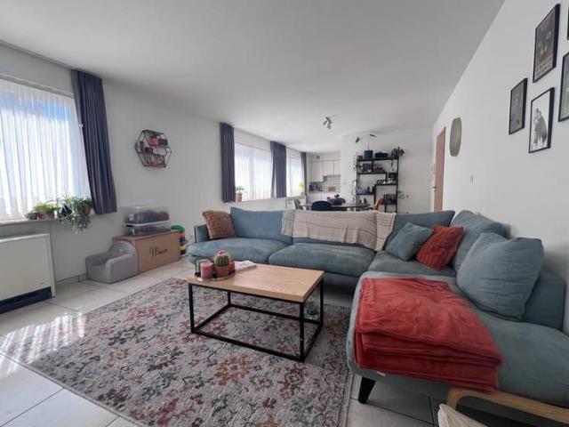 Ruim appartement met 2 slaapkamers, zonnig terras en gara.