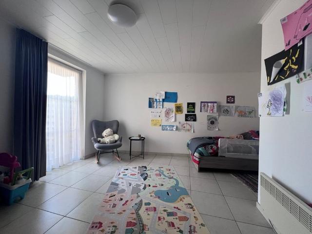 Ruim appartement met 2 slaapkamers, zonnig terras en garage in hartje Zwevezele / Hille