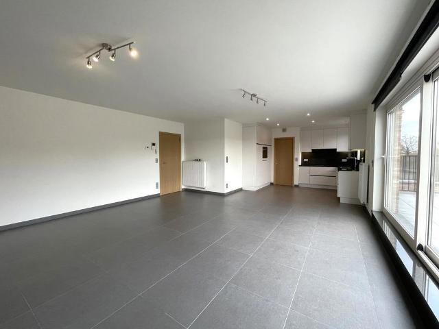RUIM APPARTEMENT MET 2 SLAAPKAMERS, 25 M² TERRAS EN GARAGE