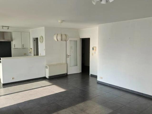Ruim appartement met 2 slk, terras en garage