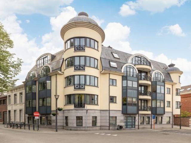 Ruim appartement met 2 slpks en prive parking