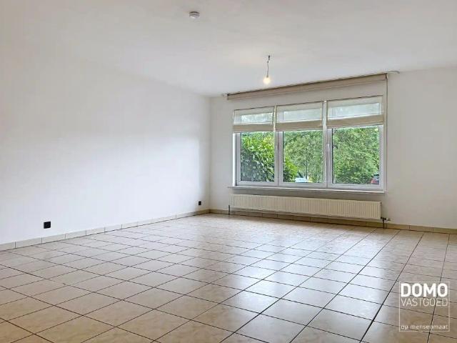 RUIM APPARTEMENT MET 3 SLAAPKAMERS EN TERRAS TE HASSELT