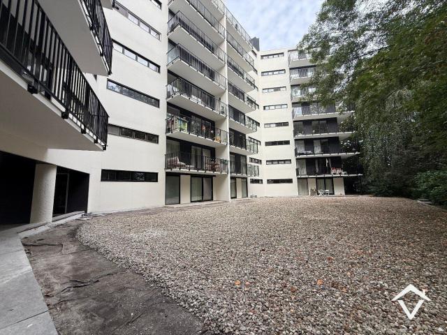 Ruim appartement met 3 slaapkamers, garage en terras te Roe
