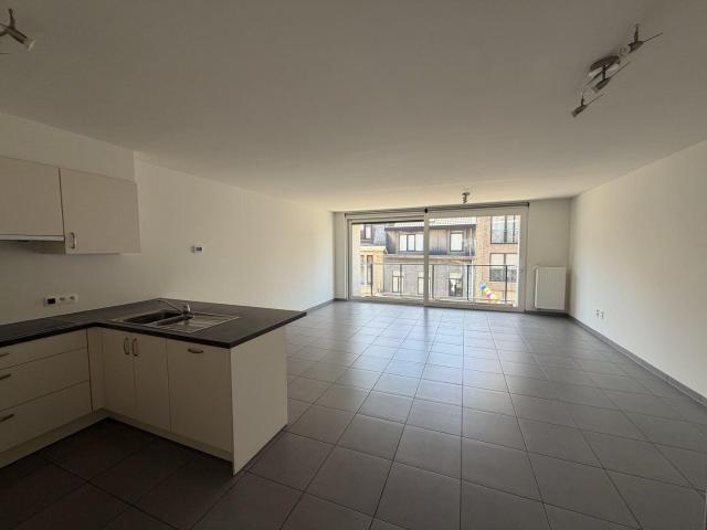 ruim appartement met 3 slaapkamers, terras en garages