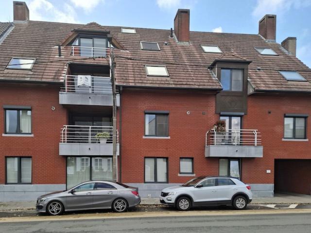 Ruim appartement met 3 slaapkamers, 2 terrassen en garage in het centrum van Zwevezele