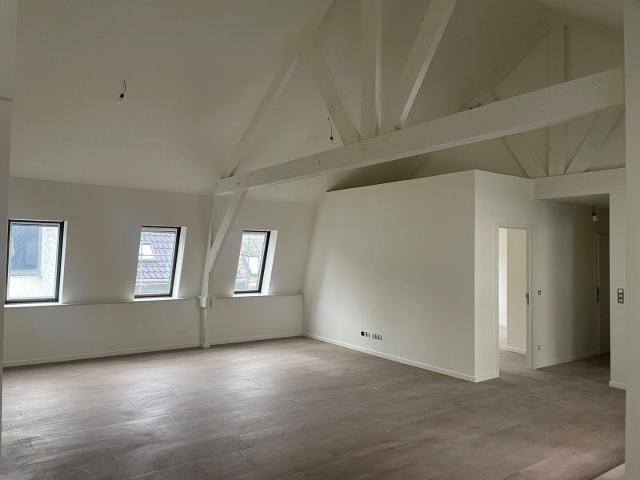 Ruim appartement met terras in rustige straat!