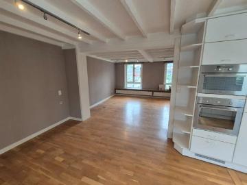 Ruim appartement met uitzonderlijk groot zonneterras in het centrum van Kortessem