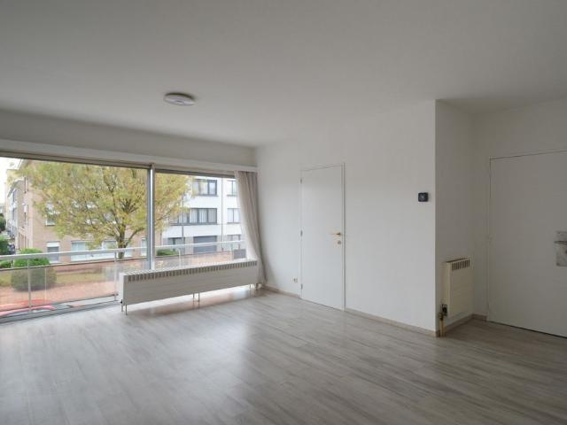 RUIM APPARTEMENT MET AUTOSTAANPLAATS