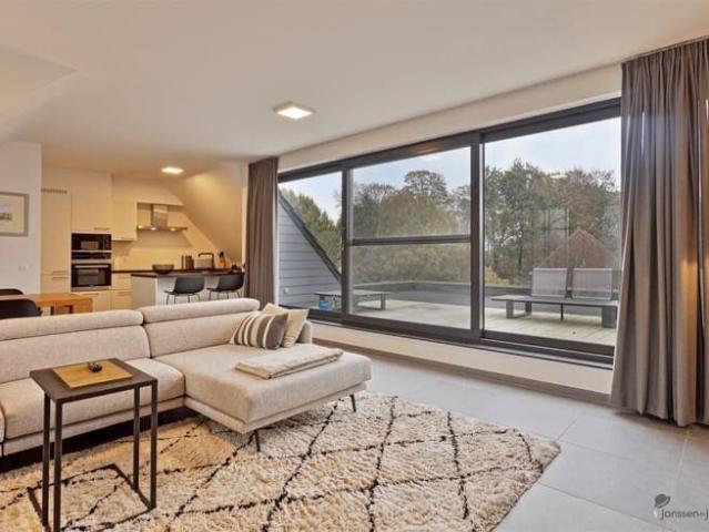 Ruim appartement met carport op bovenste verdieping