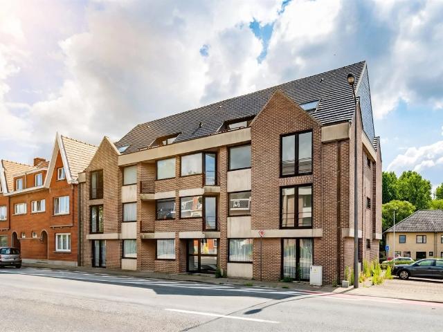 Ruim appartement met drie slaapkamers en staanplaats te Gijzegem