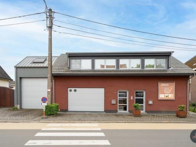 Ruim appartement met grote garage