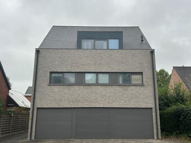 Ruim appartement op bovenverdieping te Bergen 4, Zandhoven