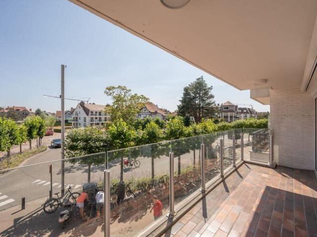 Ruim appartement op de Kustlaan in hartje Zoute met open zic