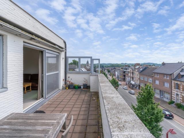 Ruim appartement op de 3° verdieping in hartje Hoeselt, met 3 slaapkamers, garage en prachtig terras met panoramisch uitzicht