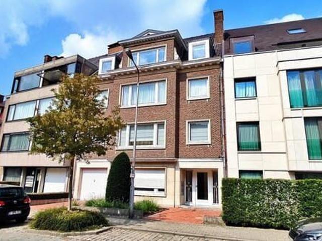 Ruim appartement in residentiële straat