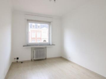 Ruim appartement in residentiële straat