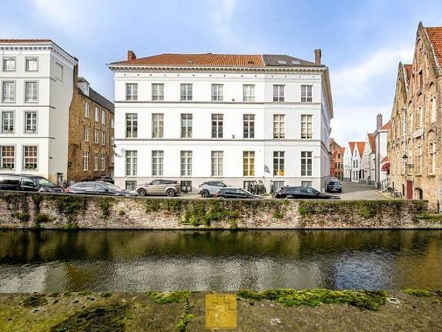 Ruim appartement in volledig gerestaureerd herenhuis met.