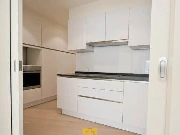 Ruim appartement in volledig gerestaureerd herenhuis met zicht op de rei